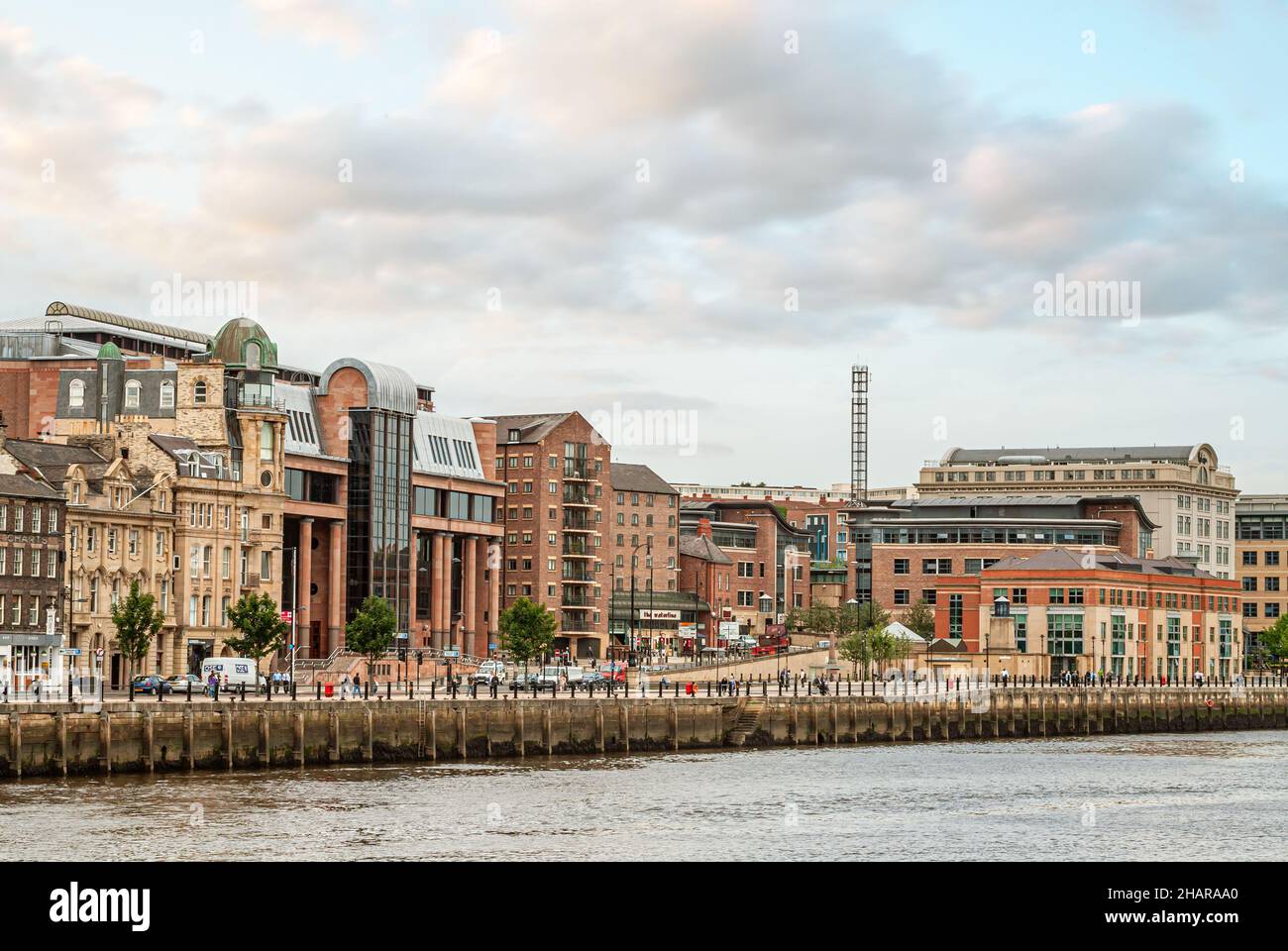 Quayside Waterfront a River Tyne a Newcastle upon Tyne, Inghilterra, Regno Unito Foto Stock