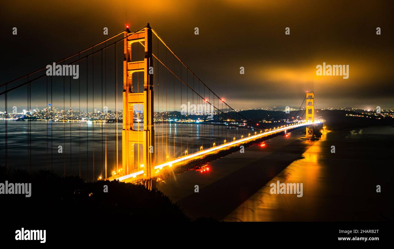 Il Golden Gate Bridge di notte a San Francisco, California. Foto Stock