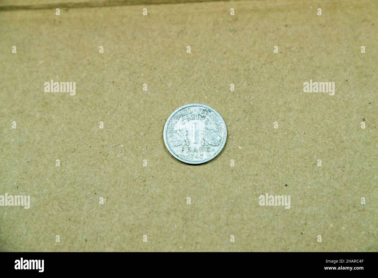 Stampato nell'alluminio della moneta francese da 1 franchi del 1943, il regime di Vichy: Lavoro, famiglia, patria. Foto Stock