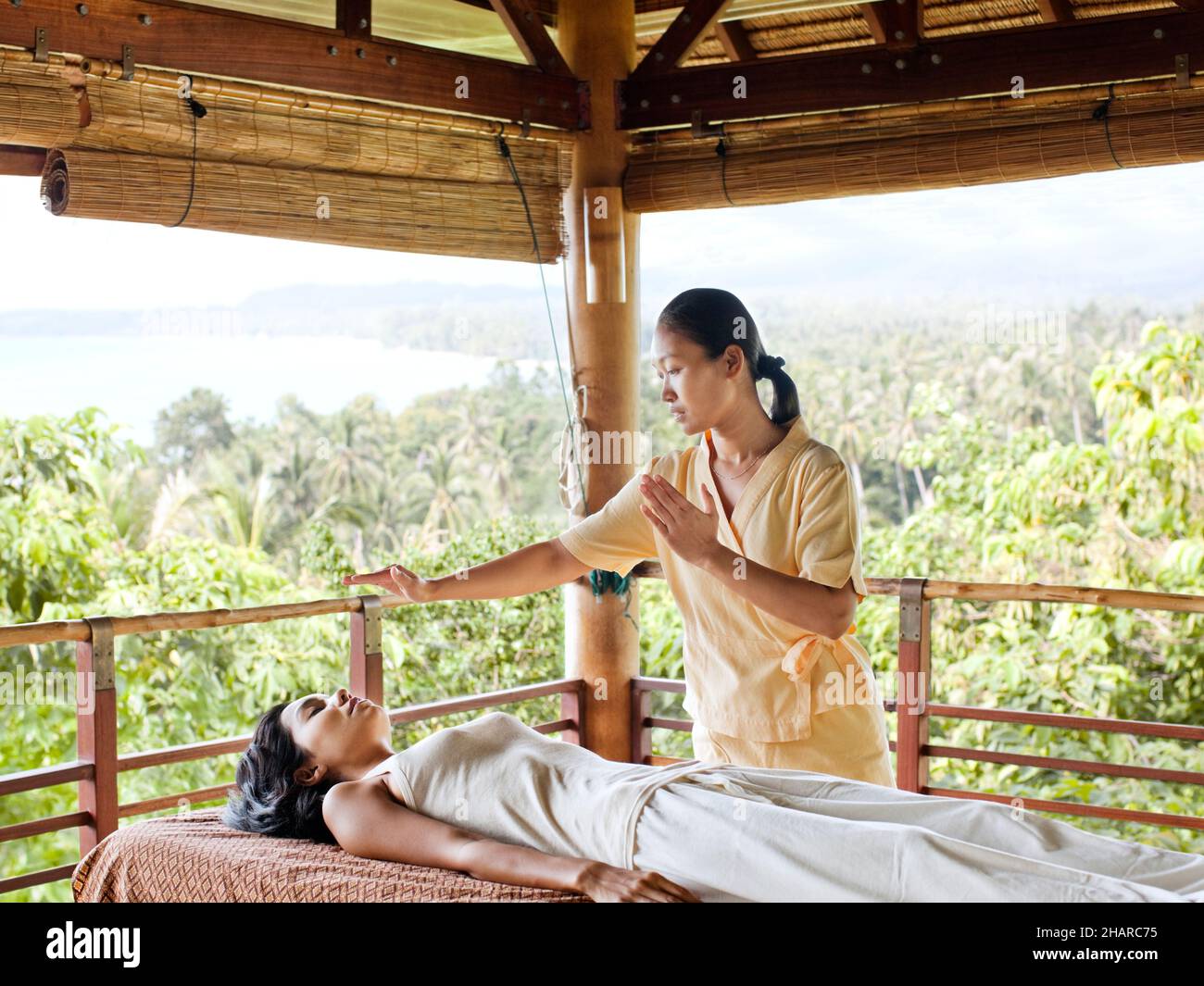 Terapista che fa reiki a Kamalaya Koh Samui, Thailandia. Foto Stock