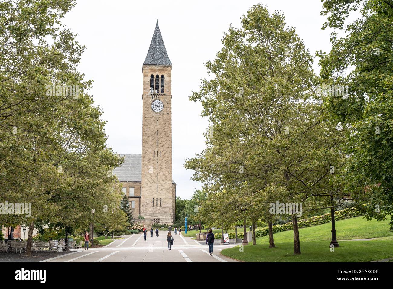 Ithaca, New York, 1 Settembre 2019: gli studenti a piedi sulla strada pedonale principale che conduce fino a McGraw Clock Tower, Cornell University. Foto Stock