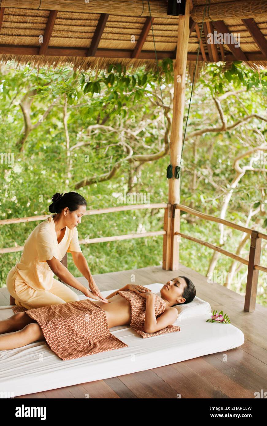 Donna che riceve Chi nei Tsang, Taoista Abdominal Massage a Kamalaya, Koh Samui, Thailandia. Foto Stock