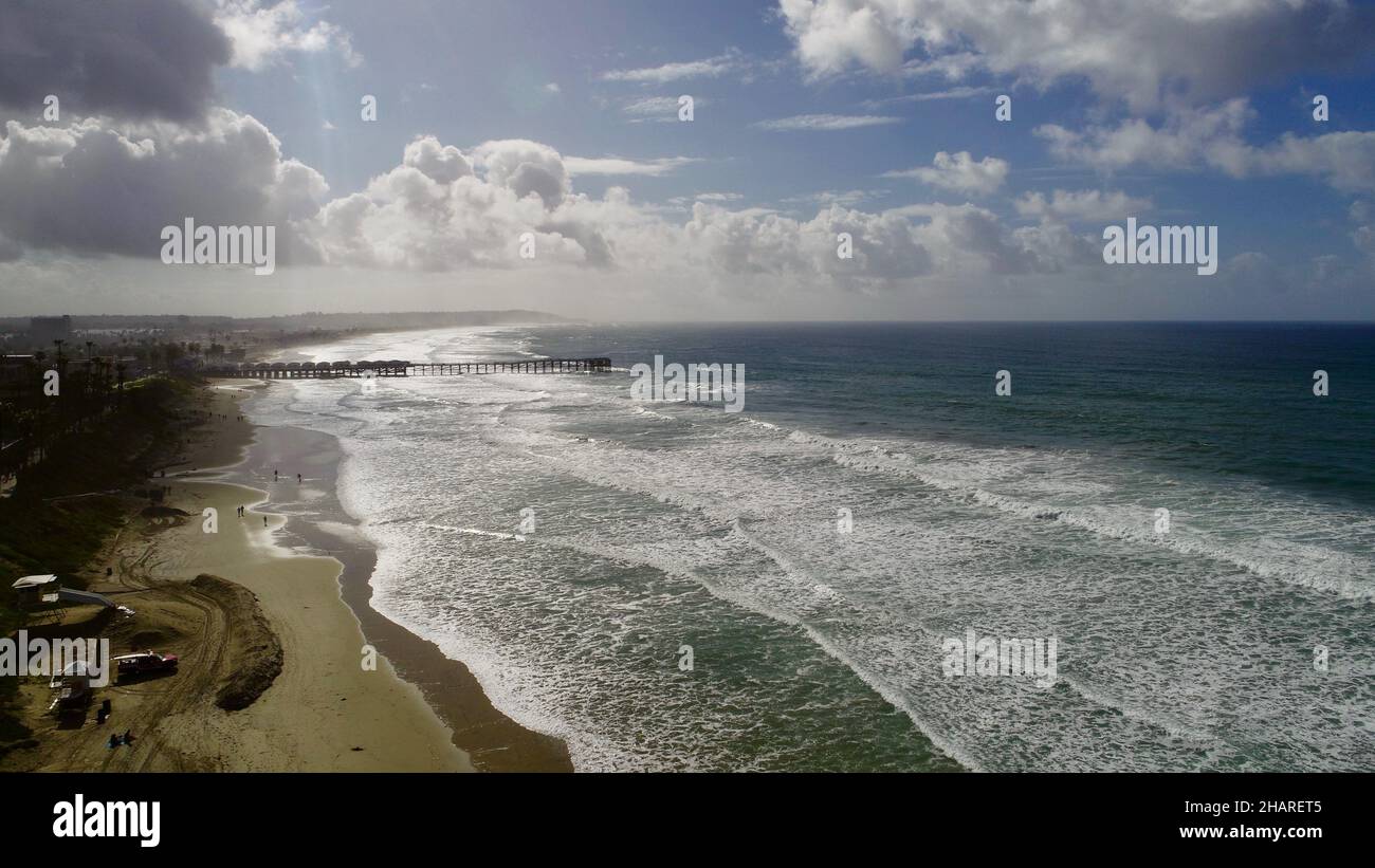 Vista aerea sopra la scogliera su Pacific Beach, sole mattutino che piercing passa le nuvole di pioggia, Crystal Pier in Distance, San Diego, California, USA Foto Stock