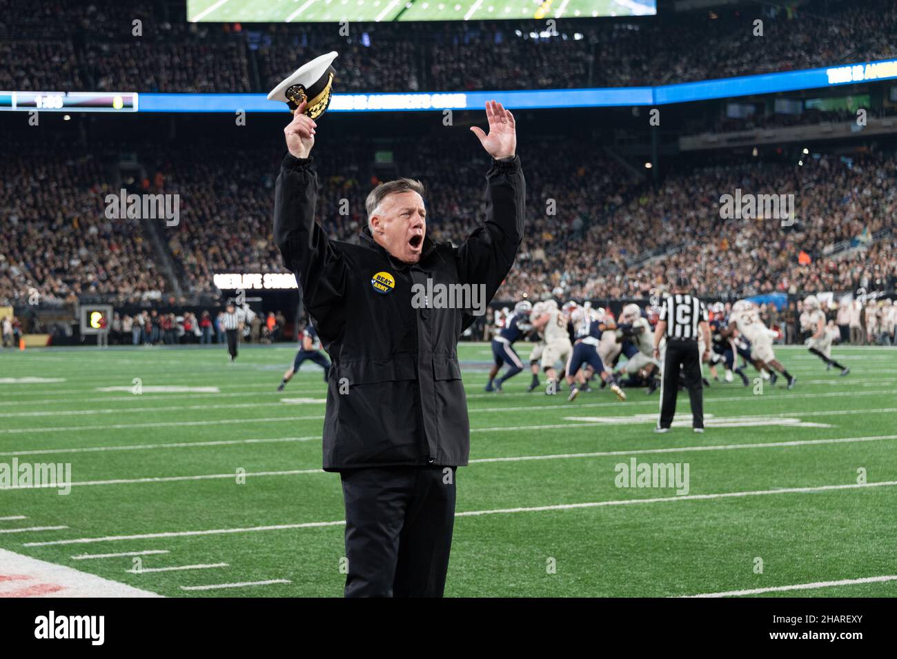 Rutherford orientale, Stati Uniti d'America. 11 dicembre 2021. ADM. Vice Navy USA Sean Buck, sovrintendente dell'Accademia Navale degli Stati Uniti, acclama i tifosi durante la partita annuale di calcio dell'esercito-marina al MetLife Stadium 11 dicembre 2021 a East Rutherford, New Jersey. L'Accademia Navale degli Stati Uniti Midshipmen sconfisse i Cavalieri neri dell'esercito 17-13 nella loro matchup del 122nd. Credito: Stacy Godfrey/Stati Uniti Navy Photo/Alamy Live News Foto Stock