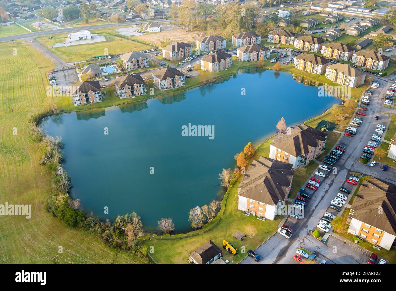 Scena aerea autunno il Denham Springs piccolo complesso di appartamenti vicino stagno in Louisiana USA Foto Stock