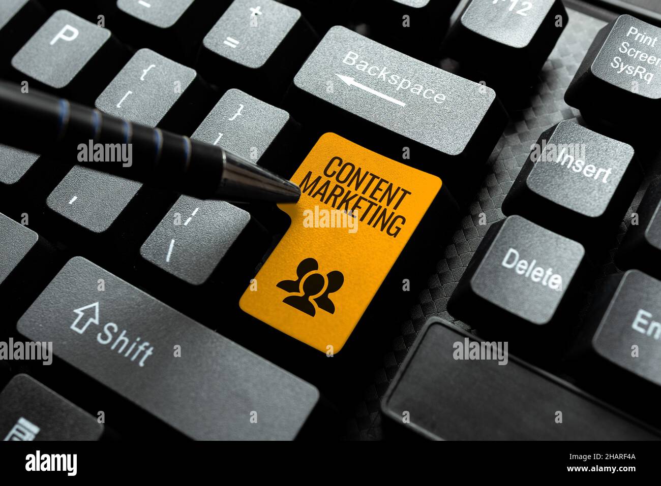 Testo che mostra l'ispirazione Content Marketing. Internet Concept comporta la creazione e la condivisione di materiale online in connessione con gli amici online Foto Stock