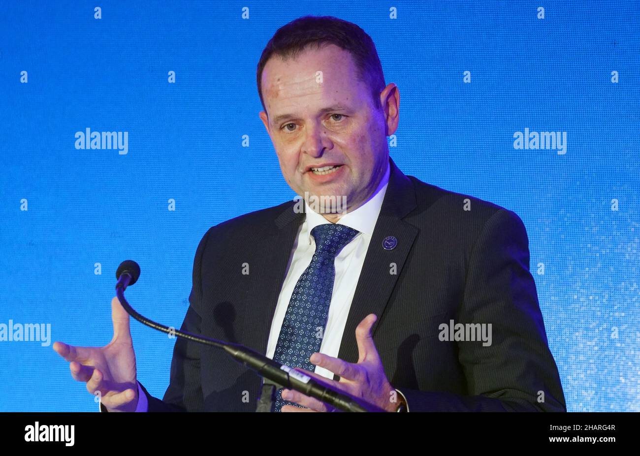 St. Louis, Stati Uniti. 14th Dic 2021. Frank Naeve, Vice President of Sales di Lufthansa, annuncia che Lufthansa Airlines volerà da St. Louis in Europa, durante una conferenza stampa a St. Louis martedì 14 dicembre 2021. Lufthansa opererà voli non-stop per l'hub della compagnia aerea all'aeroporto di Francoforte a partire da giugno 2022. L'orario include tre voli settimanali a bordo di Airbus A330 aerei. Foto di Bill Greenblatt/UPI Credit: UPI/Alamy Live News Foto Stock