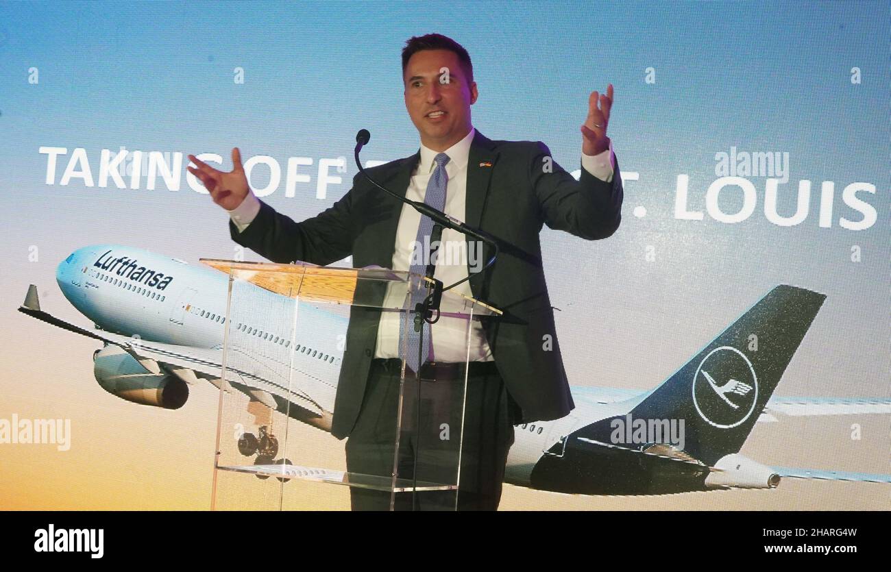 St. Louis, Stati Uniti. 14th Dic 2021. Jason Hall, Chief Executive Officer di Greater St. Louis, Inc., annuncia che Lufthansa Airlines volerà da St. Louis in Europa, durante una conferenza stampa a St. Louis martedì 14 dicembre 2021. Lufthansa opererà voli non-stop per l'hub della compagnia aerea all'aeroporto di Francoforte a partire da giugno 2022. L'orario include tre voli settimanali a bordo di Airbus A330 aerei. Foto di Bill Greenblatt/UPI Credit: UPI/Alamy Live News Foto Stock