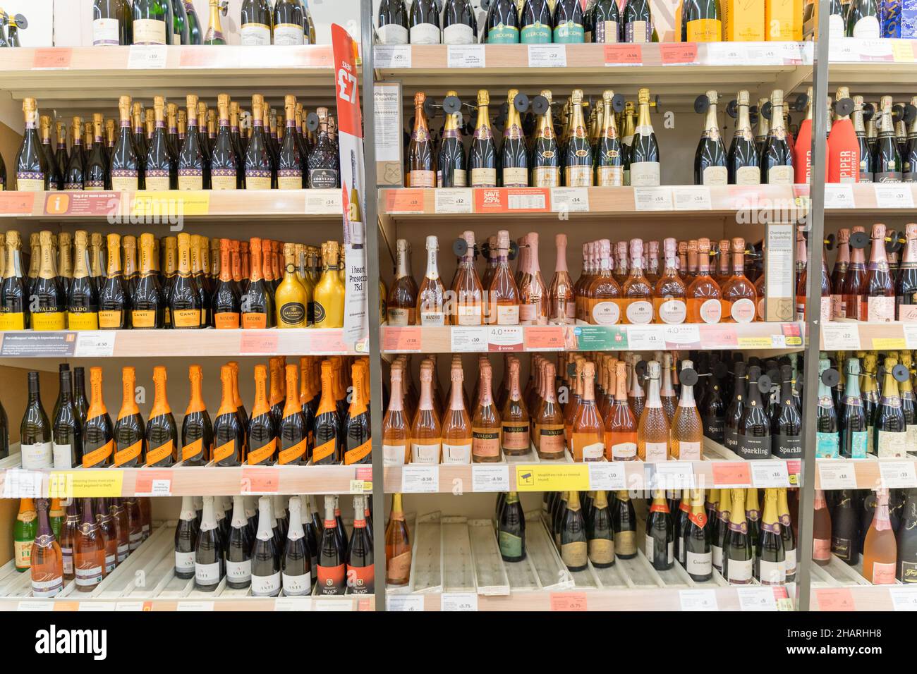 Diverse file di vini bianchi sono esposte sugli scaffali a Drinks Aisle in un supermercato Kent UK Foto Stock
