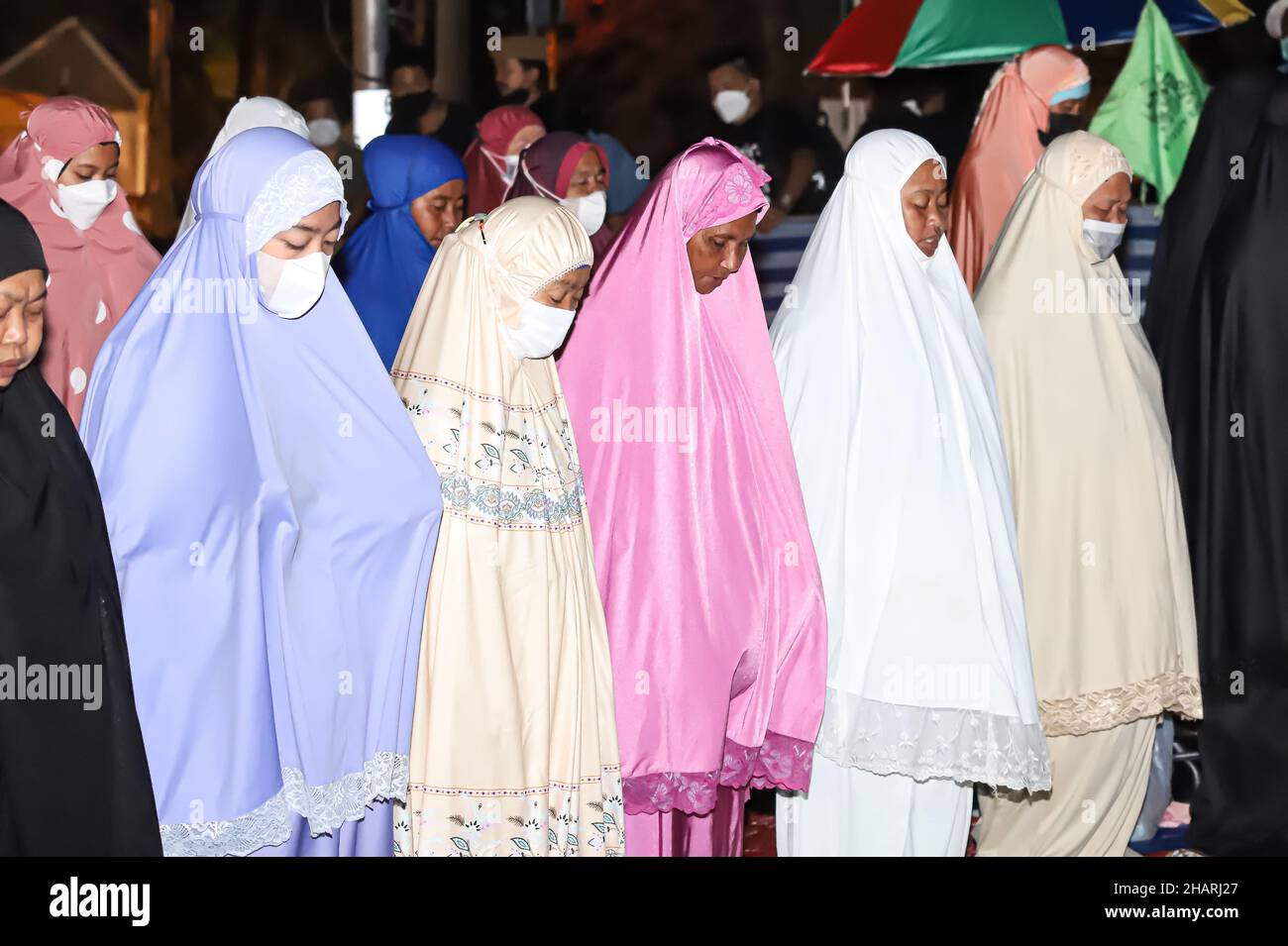 Bangkok, Bangkok, Thailandia. 14th Dic 2021. La rete del gruppo Chana Rak Thin è in attesa dell'annuncio delle risoluzioni del gabinetto, che si è riunita prima di mattina nella Camera del Governo, che è stata successivamente pubblicata dall'annuncio del gabinetto tramite il sito web, accettando di soddisfare le richieste, Vale a dire che l'Ufficio del Consiglio nazionale di economia e sviluppo sociale ospiterà la valutazione ambientale strategica e ritarderà la valutazione dell'impatto ambientale del progetto Chana Industrial Estate, sia nel settore pubblico che in quello privato. (Credit Image: © Adirach Toumlam Foto Stock