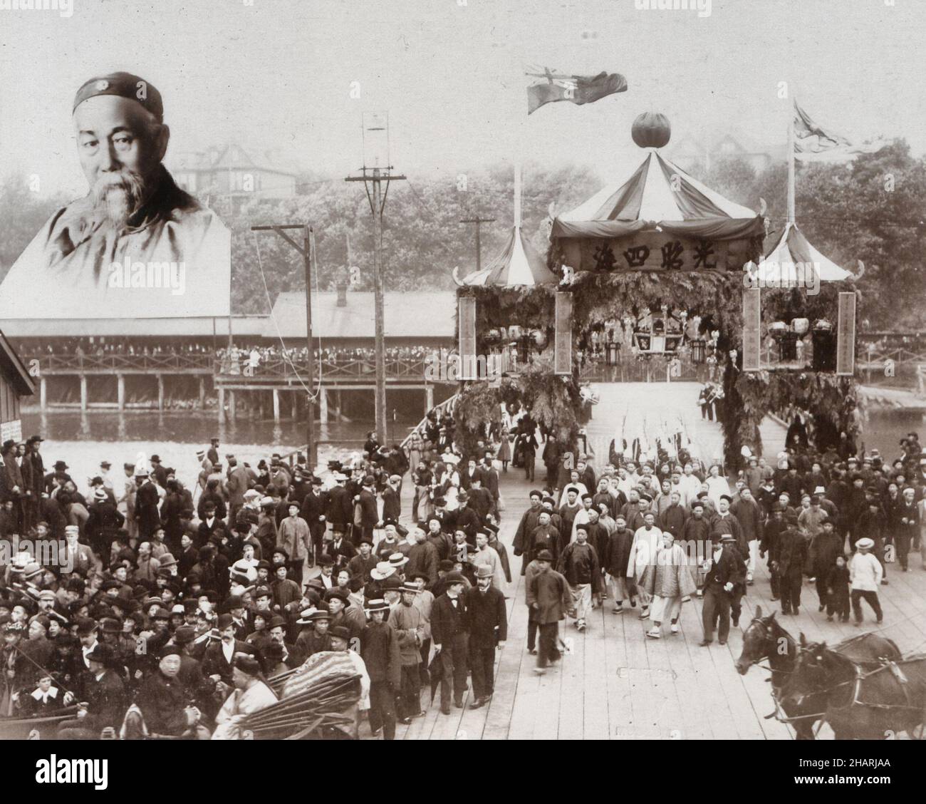 Arrivo di li Hung Chang, viceré cinese, a Vancouver B.C., con foto del viceré in angolo. Vista dell'arrivo di li Hung Chang, che mostra la lavorazione del partito dal molo attraverso un arco trionfale eretto alla banchina. Nell'angolo in alto a sinistra della fotografia è stampato un ritratto del viceré con testa e spalle - 1896 Foto Stock