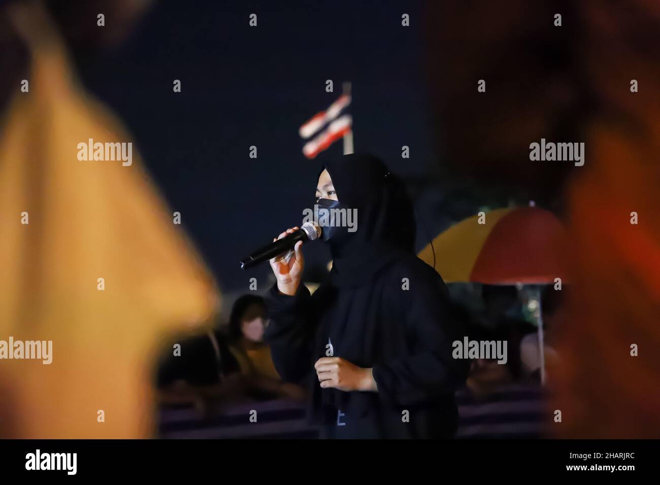 Bangkok, Bangkok, Thailandia. 14th Dic 2021. La rete del gruppo Chana Rak Thin è in attesa dell'annuncio delle risoluzioni del gabinetto, che si è riunita prima di mattina nella Camera del Governo, che è stata successivamente pubblicata dall'annuncio del gabinetto tramite il sito web, accettando di soddisfare le richieste, Vale a dire che l'Ufficio del Consiglio nazionale di economia e sviluppo sociale ospiterà la valutazione ambientale strategica e ritarderà la valutazione dell'impatto ambientale del progetto Chana Industrial Estate, sia nel settore pubblico che in quello privato. (Credit Image: © Adirach Toumlam Foto Stock