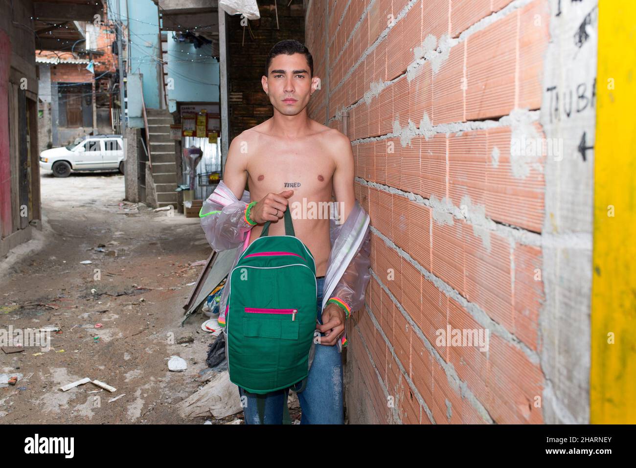São PAULO, SP - 14.12.2021: DESFILE NO G10 FAVELAS EM PARAIS'POLIS SP - la parata del progetto ?Sewing Dreams Brazil? Si è giocato al Favelas Social Pavilion del G10 nel quartiere di Paraisópolis, alla fine di novembre (30). In collaborazione con Enel Distribuição, hanno lanciato il?Energy Collection - Sewing un mondo più circolare e sostenibile?. Nella foto, saggio fotografico con i modelli della comunità, nel quartiere di Paraisópolis, questo martedì 14th dicembre. (Foto: Vincent Bosson/Fotoarena) Foto Stock