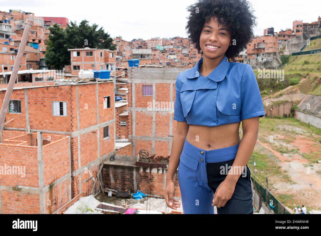 São PAULO, SP - 14.12.2021: DESFILE NO G10 FAVELAS EM PARAIS'POLIS SP - la parata del progetto ?Sewing Dreams Brazil? Si è giocato al Favelas Social Pavilion del G10 nel quartiere di Paraisópolis, alla fine di novembre (30). In collaborazione con Enel Distribuição, hanno lanciato il?Energy Collection - Sewing un mondo più circolare e sostenibile?. Nella foto, saggio fotografico con i modelli della comunità, nel quartiere di Paraisópolis, questo martedì 14th dicembre. (Foto: Vincent Bosson/Fotoarena) Foto Stock