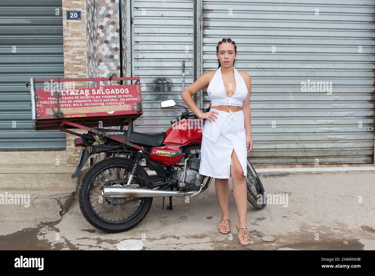São PAULO, SP - 14.12.2021: DESFILE NO G10 FAVELAS EM PARAIS'POLIS SP - la parata del progetto ?Sewing Dreams Brazil? Si è giocato al Favelas Social Pavilion del G10 nel quartiere di Paraisópolis, alla fine di novembre (30). In collaborazione con Enel Distribuição, hanno lanciato il?Energy Collection - Sewing un mondo più circolare e sostenibile?. Nella foto, saggio fotografico con i modelli della comunità, nel quartiere di Paraisópolis, questo martedì 14th dicembre. (Foto: Vincent Bosson/Fotoarena) Foto Stock