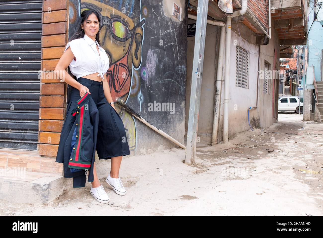São PAULO, SP - 14.12.2021: DESFILE NO G10 FAVELAS EM PARAIS'POLIS SP - la parata del progetto ?Sewing Dreams Brazil? Si è giocato al Favelas Social Pavilion del G10 nel quartiere di Paraisópolis, alla fine di novembre (30). In collaborazione con Enel Distribuição, hanno lanciato il?Energy Collection - Sewing un mondo più circolare e sostenibile?. Nella foto, saggio fotografico con i modelli della comunità, nel quartiere di Paraisópolis, questo martedì 14th dicembre. (Foto: Vincent Bosson/Fotoarena) Foto Stock