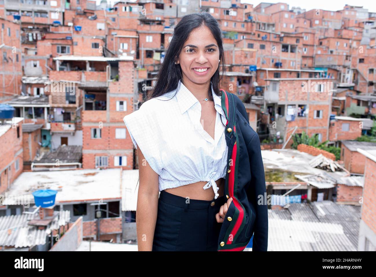 São PAULO, SP - 14.12.2021: DESFILE NO G10 FAVELAS EM PARAIS'POLIS SP - la parata del progetto ?Sewing Dreams Brazil? Si è giocato al Favelas Social Pavilion del G10 nel quartiere di Paraisópolis, alla fine di novembre (30). In collaborazione con Enel Distribuição, hanno lanciato il?Energy Collection - Sewing un mondo più circolare e sostenibile?. Nella foto, saggio fotografico con i modelli della comunità, nel quartiere di Paraisópolis, questo martedì 14th dicembre. (Foto: Vincent Bosson/Fotoarena) Foto Stock