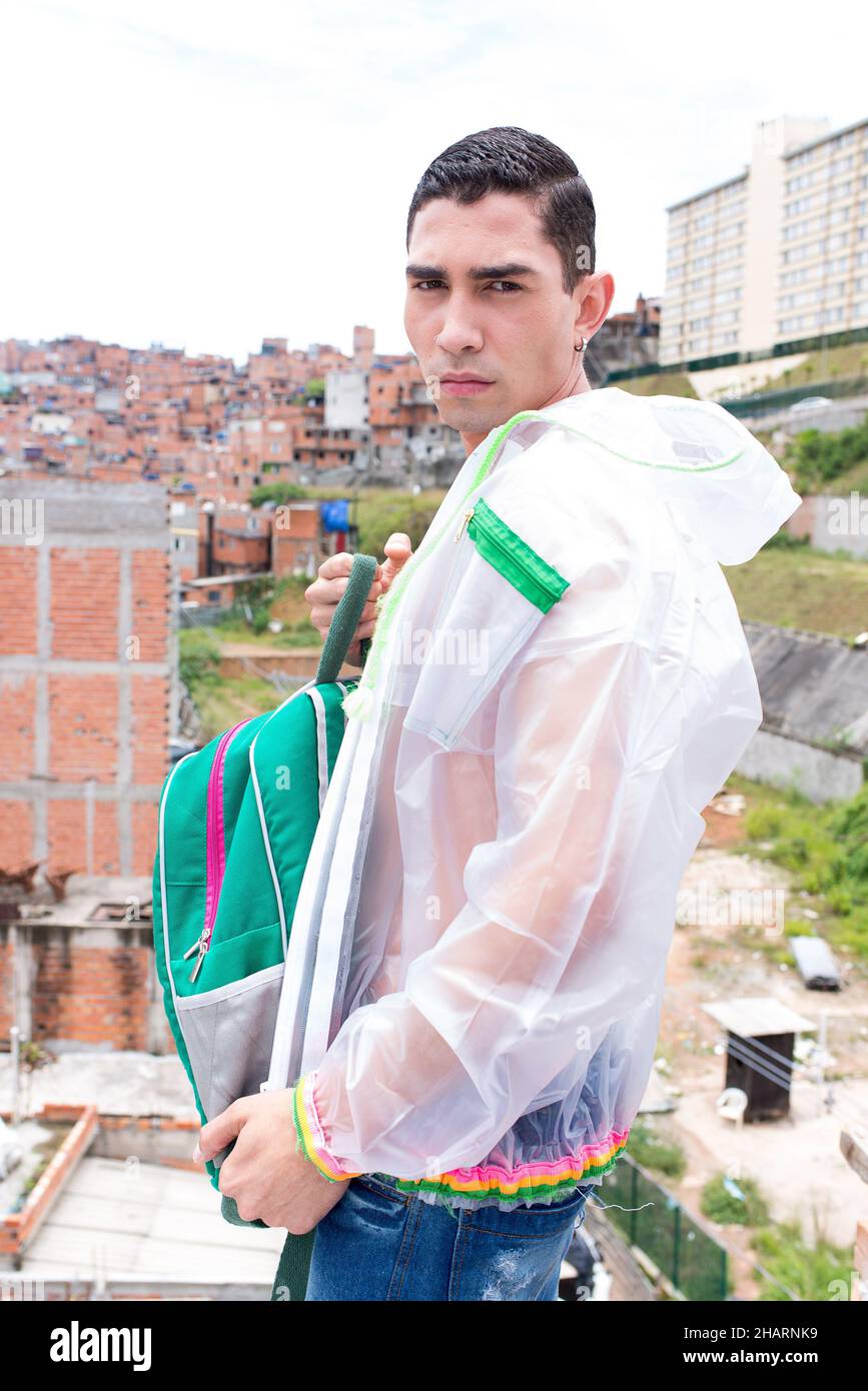 São PAULO, SP - 14.12.2021: DESFILE NO G10 FAVELAS EM PARAIS'POLIS SP - la parata del progetto ?Sewing Dreams Brazil? Si è giocato al Favelas Social Pavilion del G10 nel quartiere di Paraisópolis, alla fine di novembre (30). In collaborazione con Enel Distribuição, hanno lanciato il?Energy Collection - Sewing un mondo più circolare e sostenibile?. Nella foto, saggio fotografico con i modelli della comunità, nel quartiere di Paraisópolis, questo martedì 14th dicembre. (Foto: Vincent Bosson/Fotoarena) Foto Stock