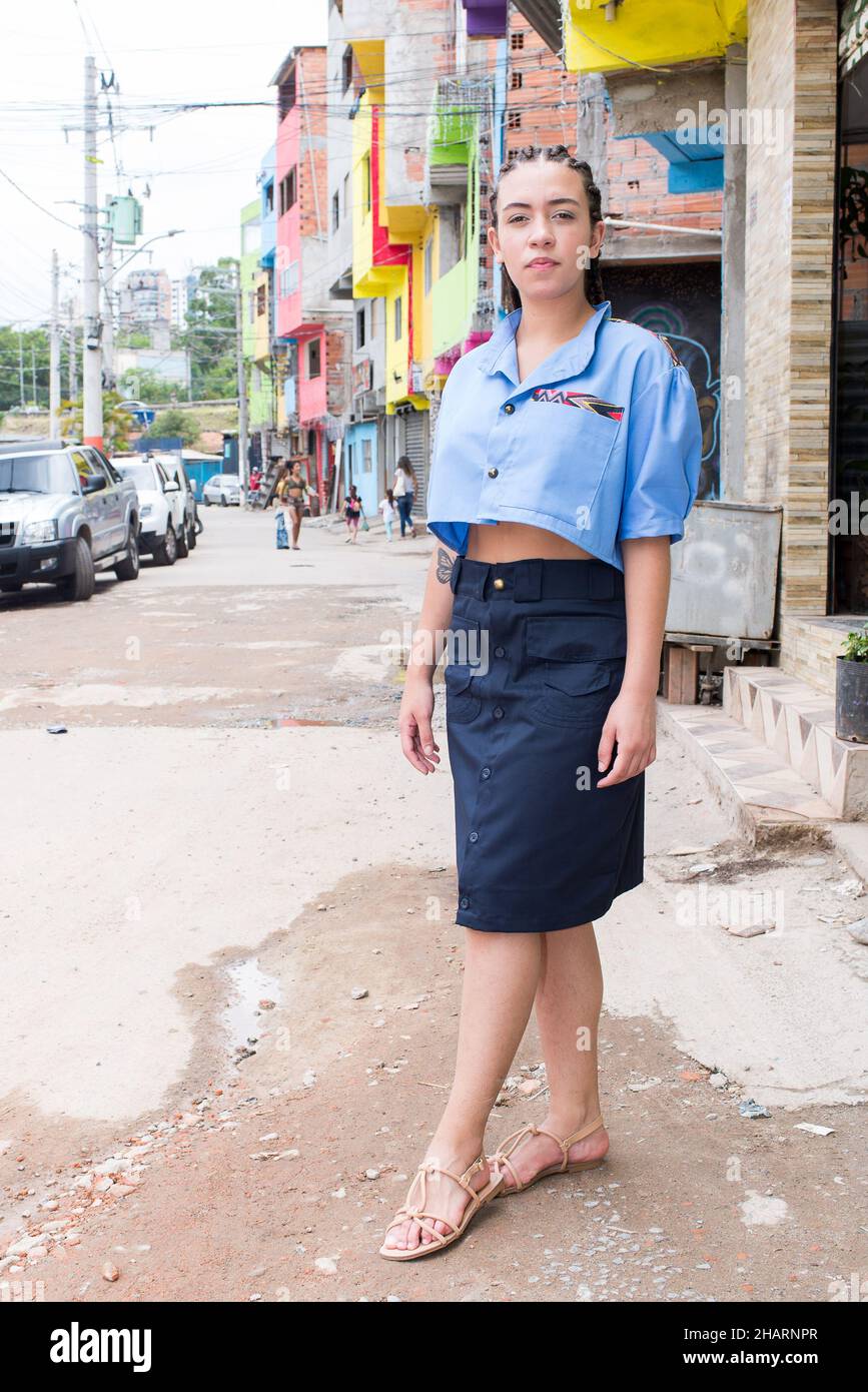 São PAULO, SP - 14.12.2021: DESFILE NO G10 FAVELAS EM PARAIS'POLIS SP - la parata del progetto ?Sewing Dreams Brazil? Si è giocato al Favelas Social Pavilion del G10 nel quartiere di Paraisópolis, alla fine di novembre (30). In collaborazione con Enel Distribuição, hanno lanciato il?Energy Collection - Sewing un mondo più circolare e sostenibile?. Nella foto, saggio fotografico con i modelli della comunità, nel quartiere di Paraisópolis, questo martedì 14th dicembre. (Foto: Vincent Bosson/Fotoarena) Foto Stock