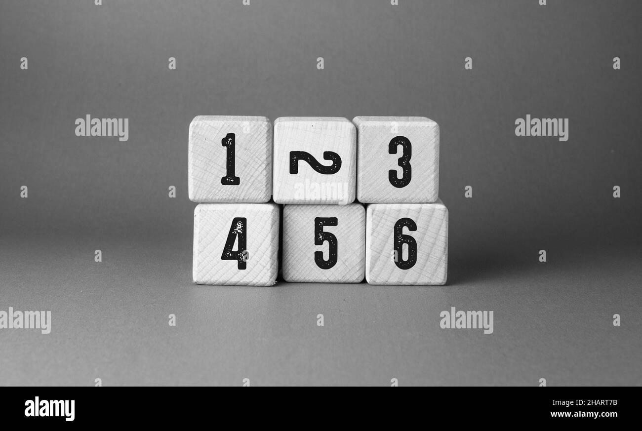 Primo piano di Numbers Word scritto su cubi di legno Foto Stock