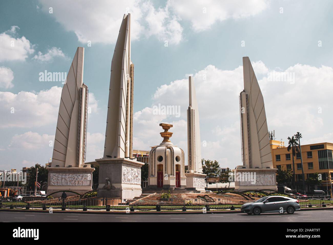 Monumento alla democrazia con quattro colonne in una giornata di sole a Bangkok, Thailandia Foto Stock