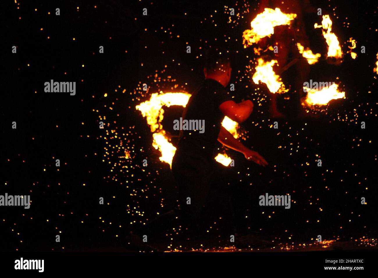 DAPITAN, FILIPPINE - 08 febbraio 2016: Un performer che fa una mostra di fuoco audace a Gloria Fantasyland in Dapitan City, Filippine Foto Stock