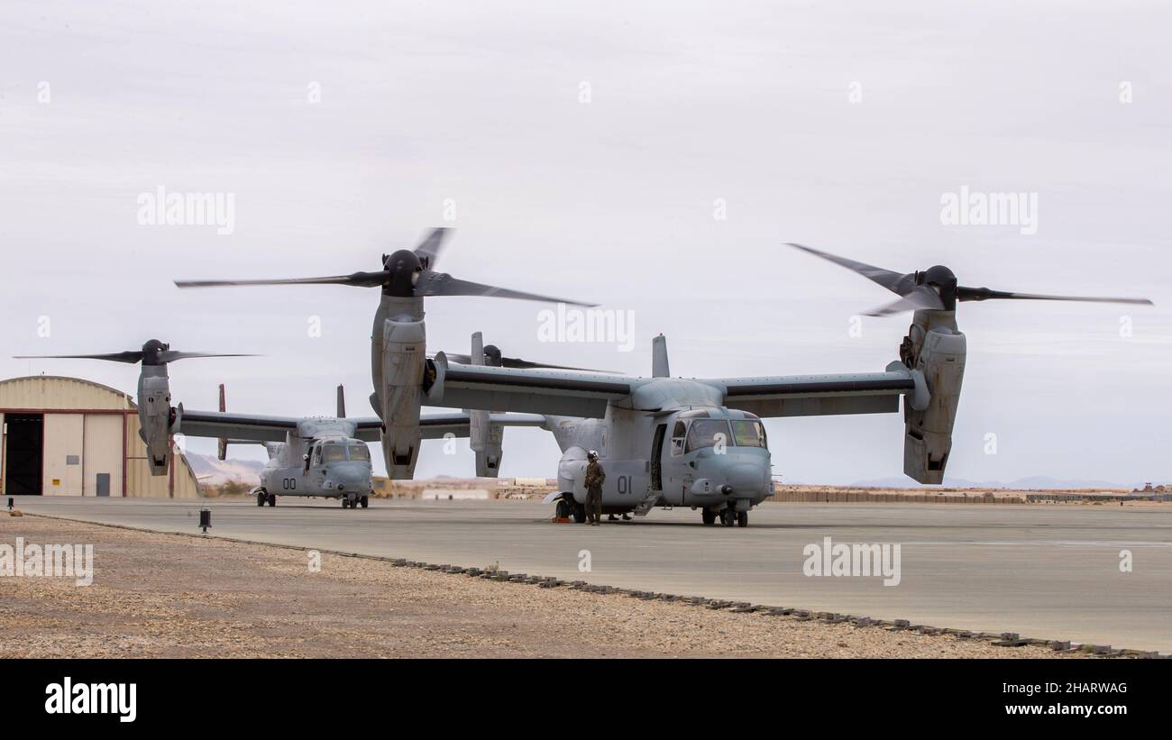 U.S. Marine Corps MV-22B Osprey con Marine Operational Test and Evaluation Squadron One (VMX-1) shutdown in preparazione per condurre operazioni di armamento e rifornimento sul campo di atterraggio strategico del Marine Corps Air Ground Combat Center, Twentynine Palms, California, 7 dicembre 2021. VMX-1 supporta l'operazione OBSIDIAN ICEBERG assegnando aeromobili MV-22 a supporto di tattiche, tecniche e procedure di sviluppo per il rifornimento di F-35B in un concetto di operazioni di base avanzate e rapide. (STATI UNITI Foto del corpo marino di Lance CPL. Pedro Arroyo Jr.) Foto Stock