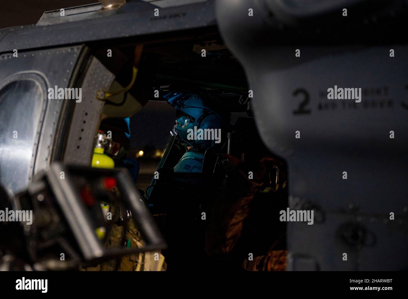 Kenneth McGhee, pilota 66th Rescue Squadron (RQS), esegue controlli pre-volo prima delle operazioni di addestramento di routine alla base dell'aeronautica di Nellis, Nevada, 9 dicembre 2021. Il RQS 66th impiega tatticamente l'elicottero HH-60G e il suo equipaggio in ambienti ostili per recuperare il personale in discesa e il personale isolato durante le condizioni atmosferiche di giorno, notte o marginali nello spazio aereo contestato, impiegando abilità come impiego di armi, operazioni di bordo e rifornimento aereo. (STATI UNITI Air Force foto di Airman 1st Classe Zachary Rufus) Foto Stock