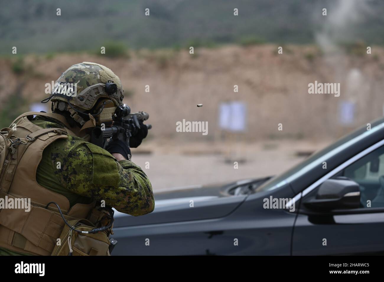 Un membro del 2nd reggimento Royal Canadian Horse Artillery Garrison spara a un obiettivo durante l'esercizio Zia Sun 22 luglio 2021, New Mexico. Zia Sun è un esercizio annuale progettato per fornire una formazione realistica sulle operazioni di combattimento che coinvolga partner congiunti e internazionali e una varietà di aeromobili. (STATI UNITI Air Force Photo by Airman 1st Class Adrian Salazar) Foto Stock