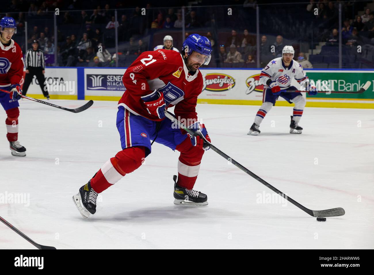 10 dicembre 2021: Rochester Americani difensore Terrance Amorosa (21) suona il puck nel secondo periodo contro i Rochester Knighthawks. I Rochester Americani hanno ospitato il Laval Rocket in una partita della American Hockey League alla Blue Cross Arena di Rochester, New York. (Jonathan Tenca/CSM) Foto Stock