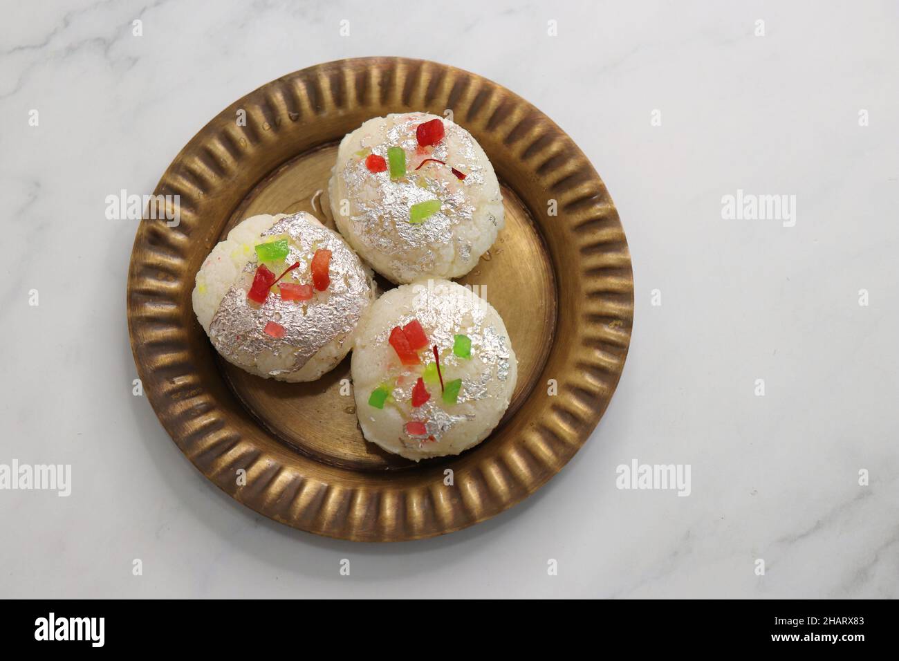 Rasmalai o Malai Sandwich, Roshmolai, Rasamalei è un dolce indiano molto popolare. Un dolce farcitura malai all'interno di Raspgulla. È una dolce delicatezza Foto Stock