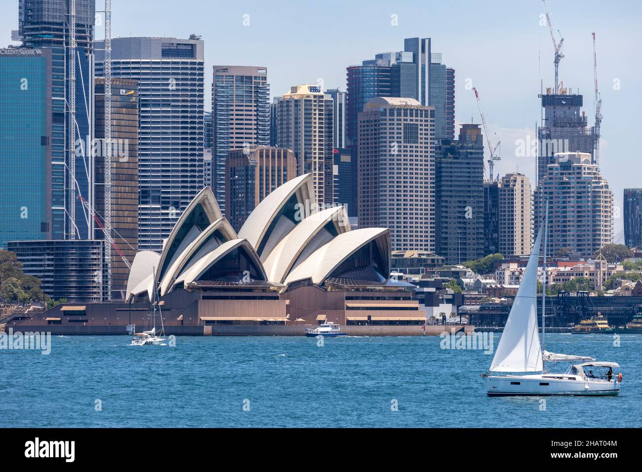 Vista sul lungomare del centro di Sydney e dei grattacieli, con la Sydney Opera House e lo yacht a vela, NSW, Australia Foto Stock