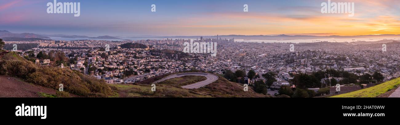 Grande vista panoramica dell'intera Baia di San Francisco durante l'alba Foto Stock