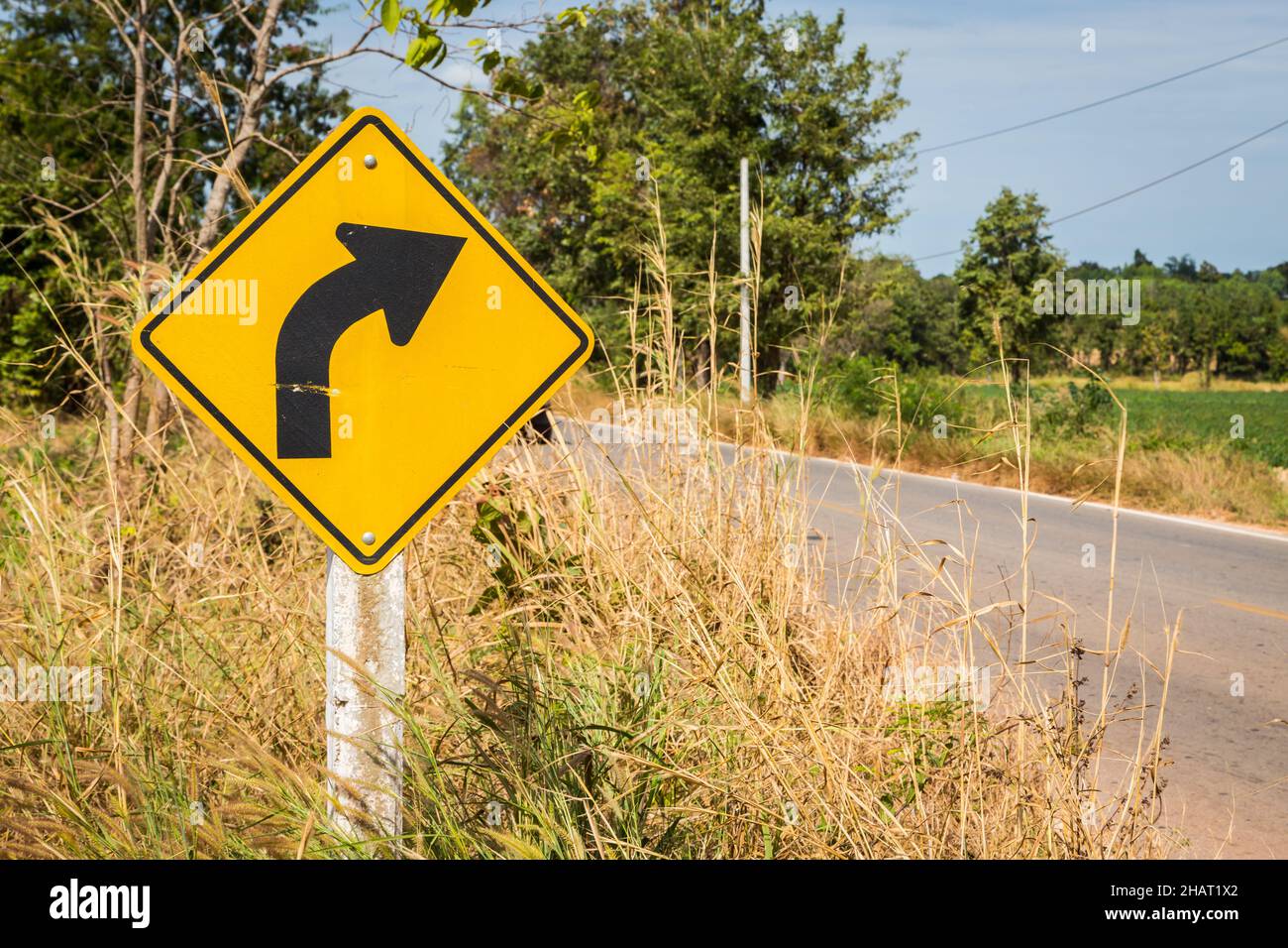 "Svolta A DESTRA" segnale stradale giallo, cartello stradale sulla strada Foto Stock