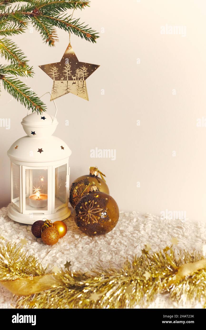 Sfondo di Natale, un abete rosso con una stella e una candela, palle per decorazione e un cono su sfondo bianco. Foto di Capodanno. Vista frontale. Foto Stock Sfondo di Natale, un abete rosso con una stella e una candela, palle per decorazione e un cono su sfondo bianco. Foto di Capodanno. Vista frontale. Foto Stock