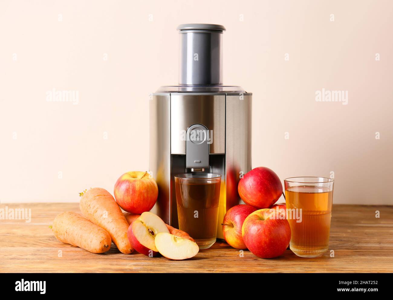 Moderno frullatore elettrico con cocktail fresco all'interno in piedi sul  tavolo tra frutta e verdura Foto stock - Alamy