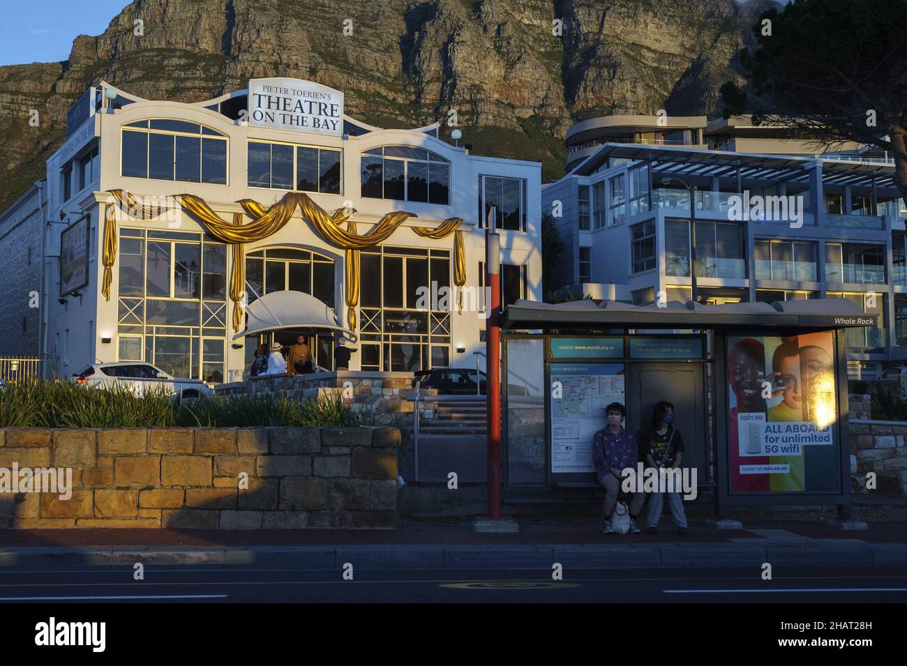 Pieter Toerien's Theatre on the Bay, nel sobborgo costiero di Camp's Bay di Città del Capo, all'ombra del punto di riferimento sudafricano Table Mountain Foto Stock