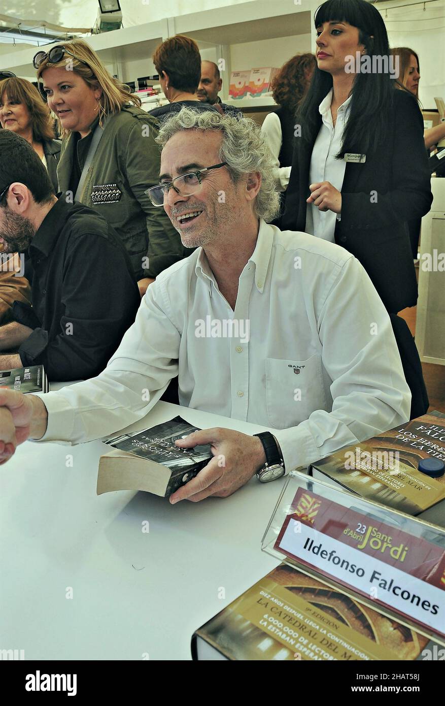 Lo scrittore Ildefonso Falcones alla firma del libro di Sant Jordí il giorno del libro e la Rosa a Barcellona, Catalogna, Spagna Foto Stock