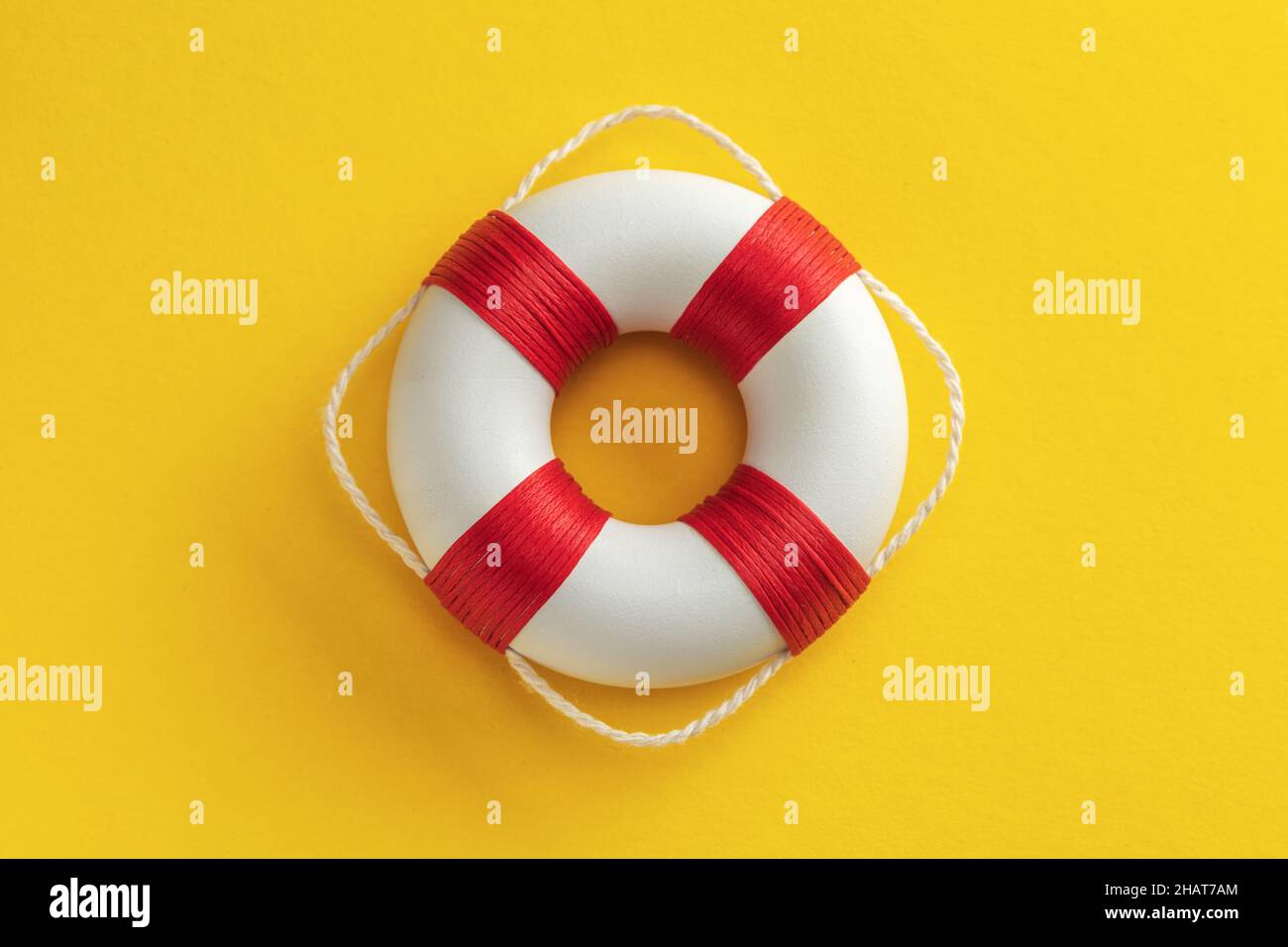 Lifebuoy su sfondo giallo. Primo piano. Foto Stock