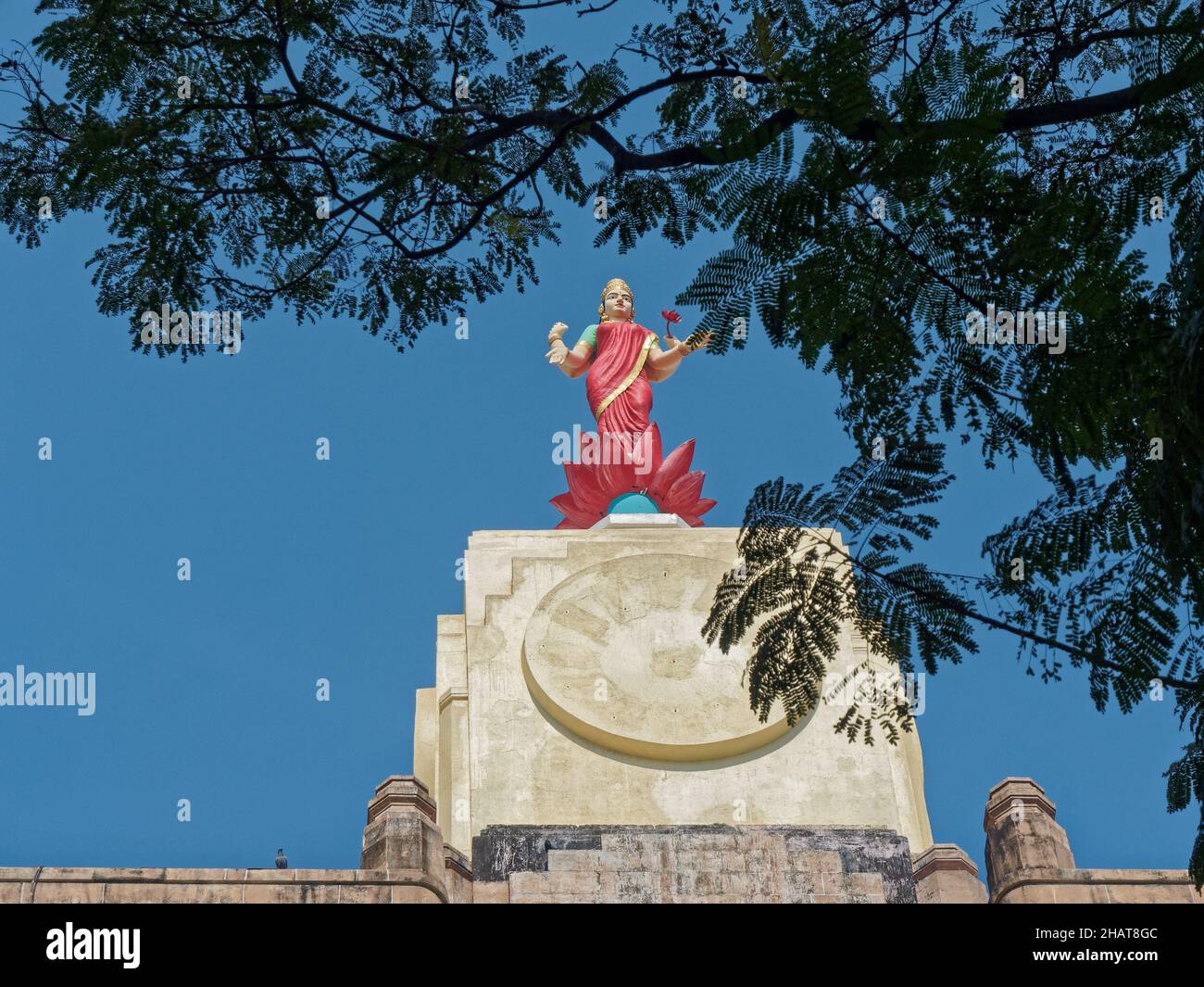 12 14 2021 Laxmi Ji Statua su edificio Art Deco Torre dell'orologio a Phiroze Shah Mehta strada Bombay Mumbai Maharashtra Indi . Foto Stock