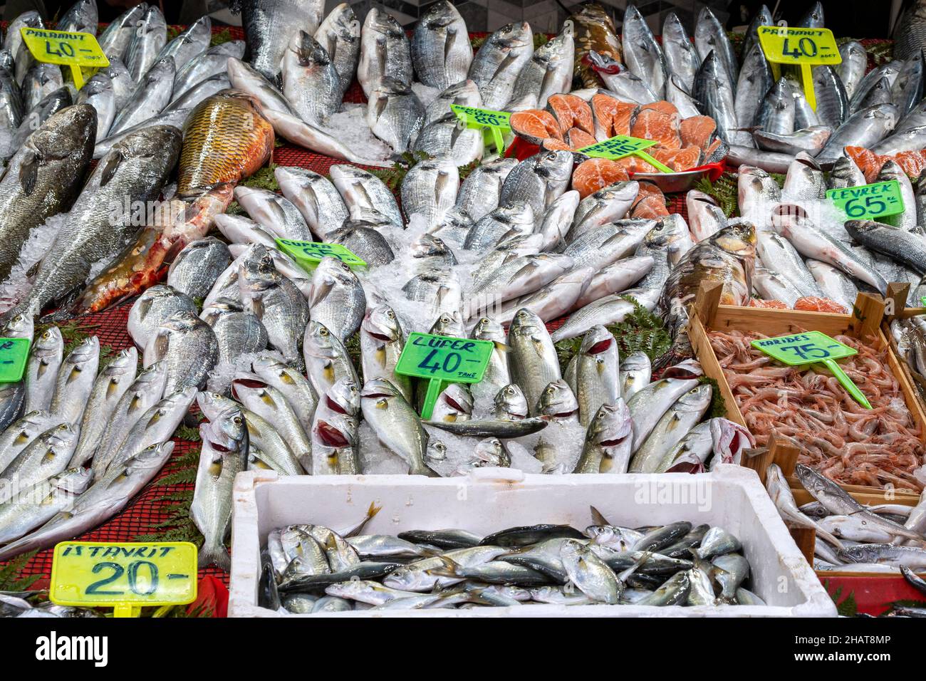 ISTANBUL - Oct 21: Vassoio con pesce fresco crudo e frutti di mare in un mercato di strada o bazar a Istanbul, ottobre 21. 2021 in Turchia Foto Stock