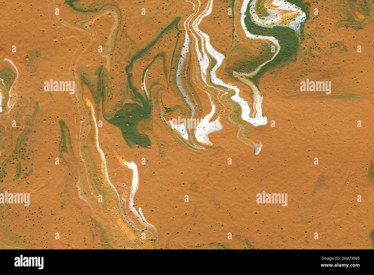 Struttura acrilica realizzata con tecnica Fluid pour. Sfondo in colori terrosi. Foto Stock