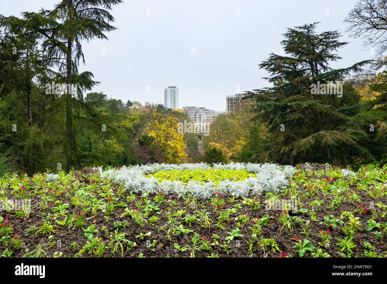 Parigi, Francia - Novembre 15th 2021: Vista dal Parc de Buttes-Chaumont verso la città orientale. Foto Stock