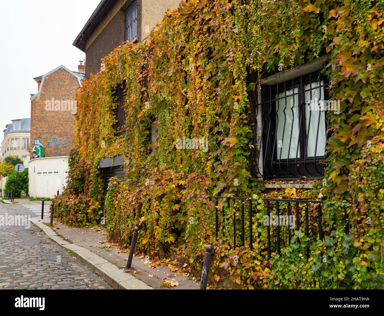 Parigi, Francia - Novembre 15th 2021: Muro verde di un edificio residenziale in una tranquilla zona residenziale Foto Stock