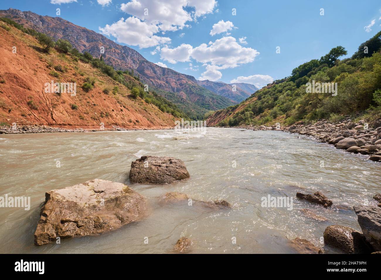Precipitando le acque pulite del fiume Pskem, passando attraverso le montagne. Nella zona del lago Charvak resevoir vicino Tashkent, Uzbekistan. Foto Stock