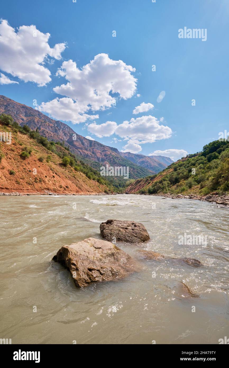Precipitando le acque pulite del fiume Pskem, passando attraverso le montagne. Nella zona del lago Charvak resevoir vicino Tashkent, Uzbekistan. Foto Stock