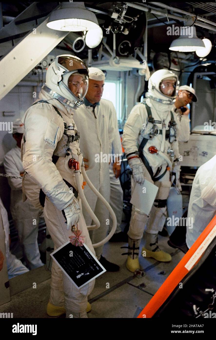 (3 giugno 1965) --- gli astronauti Edward H. White II e James A. McDivitt sono mostrati nella stanza bianca mentre si preparano ad entrare nella navicella spaziale Gemini-4 in cima al veicolo di lancio del Titan a Cape Kennedy, Florida. Foto Stock