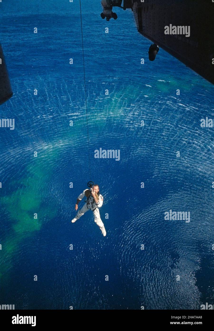(29 ago. 1965) --- Astronauta L. Gordon Cooper Jr. Viene sollevato su un elicottero della Marina durante le operazioni di recupero nell'Oceano Atlantico della navicella spaziale Gemini-5 Foto Stock