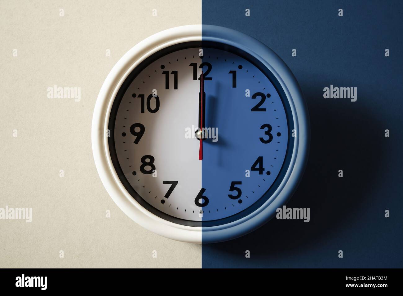 Orologio da parete a mezzogiorno e a mezzanotte Foto Stock