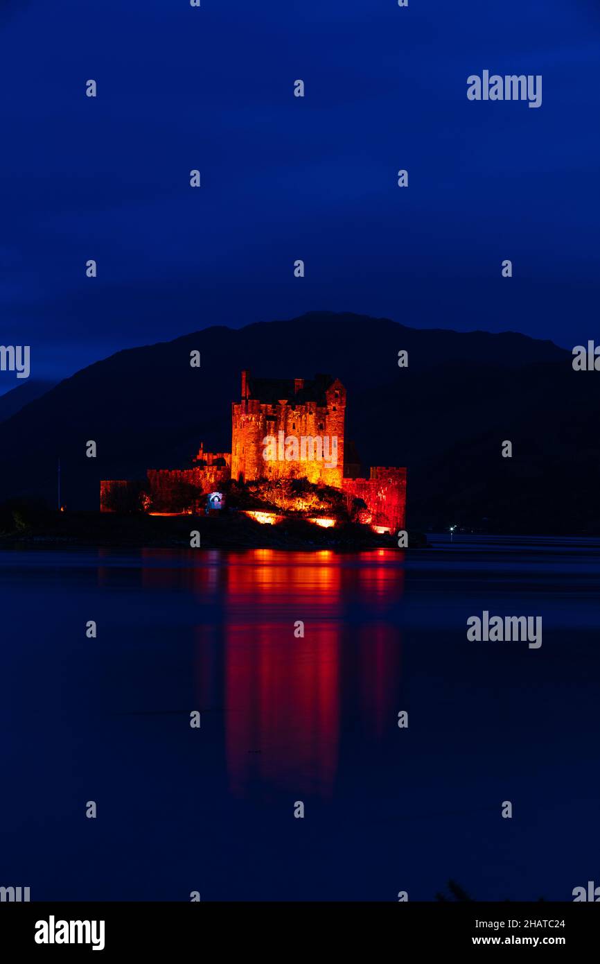 Il castello di Eilean Donan è stato inondato di luce rossa per il Poppy Day Foto Stock